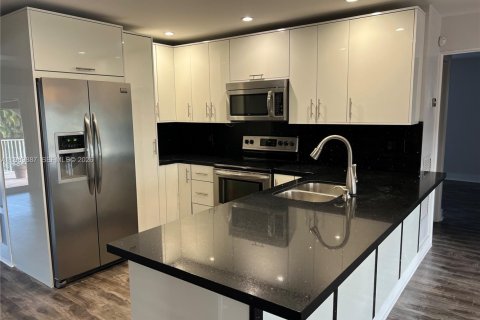 House in Hollywood, Florida 2 bedrooms, 111.48 sq.m. № 2052021 - photo 6