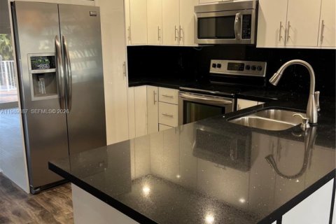 House in Hollywood, Florida 2 bedrooms, 111.48 sq.m. № 2052021 - photo 8