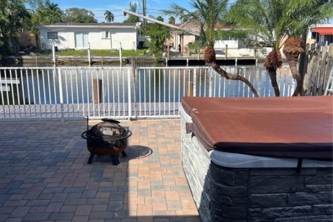 House in Hollywood, Florida 2 bedrooms, 111.48 sq.m. № 2052021 - photo 5