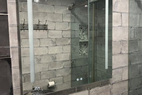 House in Hollywood, Florida 2 bedrooms, 111.48 sq.m. № 2052021 - photo 15