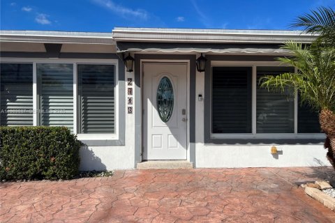 House in Hollywood, Florida 2 bedrooms, 111.48 sq.m. № 2052021 - photo 2