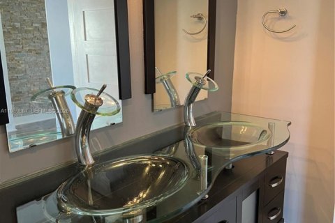 House in Hollywood, Florida 2 bedrooms, 111.48 sq.m. № 2052021 - photo 16