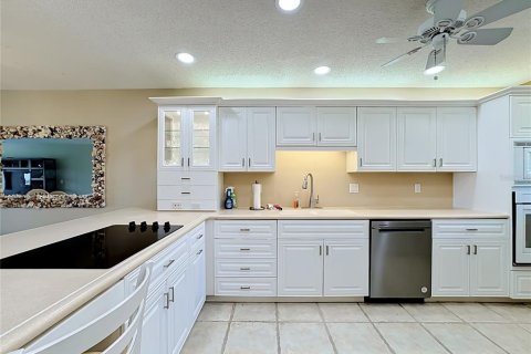 Condo in Sarasota, Florida, 2 bedrooms  № 2215013 - photo 13