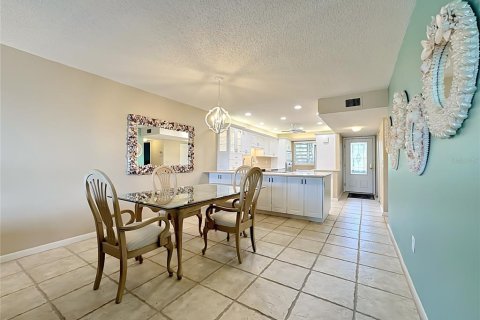 Condo in Sarasota, Florida, 2 bedrooms  № 2215013 - photo 25