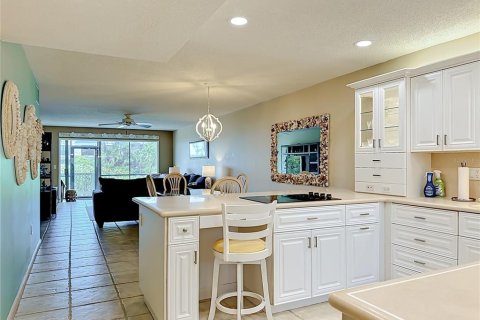 Condo in Sarasota, Florida, 2 bedrooms  № 2215013 - photo 10