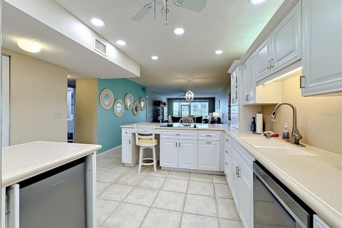 Condo in Sarasota, Florida, 2 bedrooms  № 2215013 - photo 16