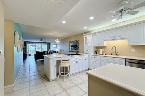 Condo in Sarasota, Florida, 2 bedrooms  № 2215013 - photo 8