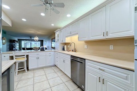 Condo in Sarasota, Florida, 2 bedrooms  № 2215013 - photo 17