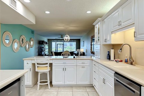 Condo in Sarasota, Florida, 2 bedrooms  № 2215013 - photo 18