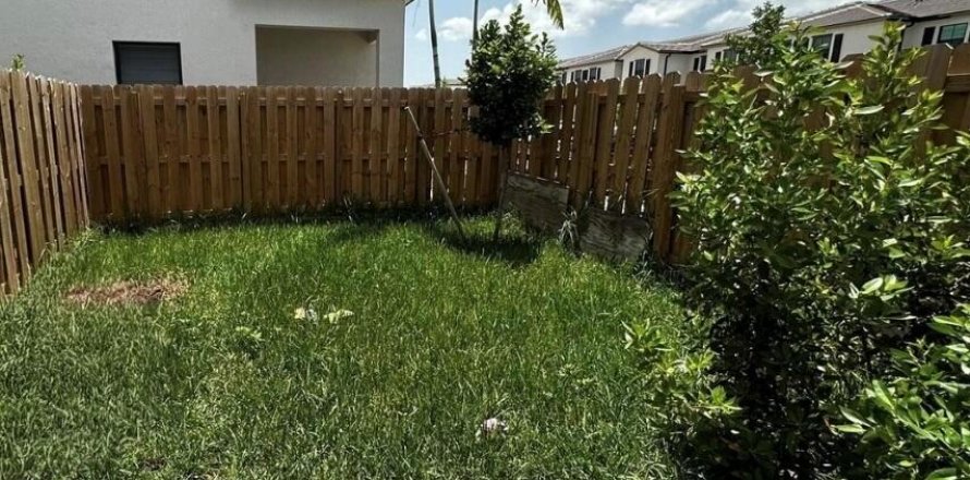 Adosado en Homestead, Florida 3 dormitorios, 143.53 m2 № 2146341