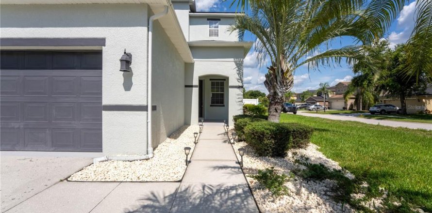 House in Land O' Lakes, Florida 5 bedrooms, 246.84 sq.m. № 1899011
