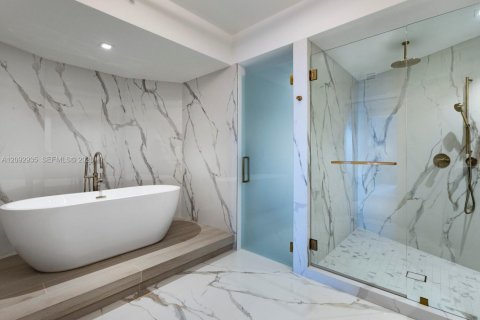 Condo in Miami Beach, Florida, 2 bedrooms № 2382858 - photo 13