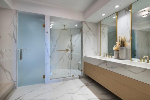 Condo in Miami Beach, Florida, 2 bedrooms № 2382858 - photo 12