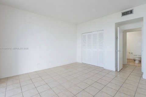 Condominio en alquiler en Coral Gables, Florida, 1 dormitorio, 78.04 m2 № 2064178 - foto 3