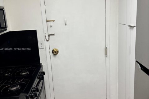 Condominio en alquiler en Coral Gables, Florida, 1 dormitorio, 78.04 m2 № 2064178 - foto 9