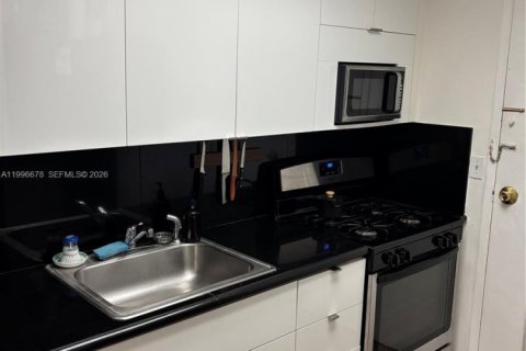 Condominio en alquiler en Coral Gables, Florida, 1 dormitorio, 78.04 m2 № 2064178 - foto 10