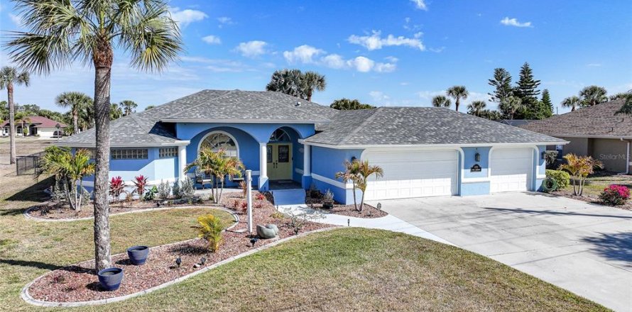 House in Punta Gorda, Florida 3 bedrooms, 182.09 sq.m. № 2102898