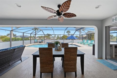 House in Punta Gorda, Florida 3 bedrooms, 182.09 sq.m. № 2102898 - photo 8