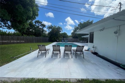 Villa ou maison à louer à North Miami, Floride: 3 chambres, 246.19 m2 № 2281412 - photo 2