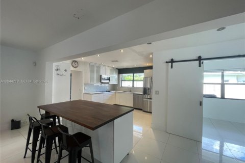 Villa ou maison à louer à North Miami, Floride: 3 chambres, 246.19 m2 № 2281412 - photo 11