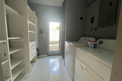 Villa ou maison à louer à North Miami, Floride: 3 chambres, 246.19 m2 № 2281412 - photo 25