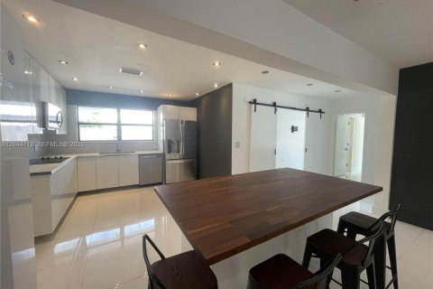 Villa ou maison à louer à North Miami, Floride: 3 chambres, 246.19 m2 № 2281412 - photo 12