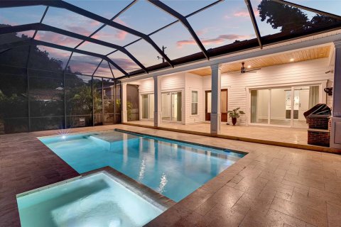 House in Saint Petersburg, Florida 5 bedrooms, 361.67 sq.m. № 1791617 - photo 5