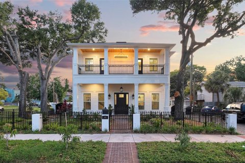 House in Saint Petersburg, Florida 5 bedrooms, 361.67 sq.m. № 1791617 - photo 1