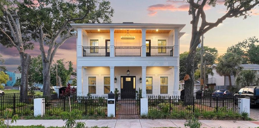 House in Saint Petersburg, Florida 5 bedrooms, 361.67 sq.m. № 1791617