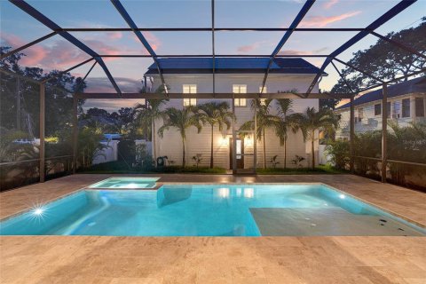 House in Saint Petersburg, Florida 5 bedrooms, 361.67 sq.m. № 1791617 - photo 6