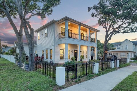 House in Saint Petersburg, Florida 5 bedrooms, 361.67 sq.m. № 1791617 - photo 3