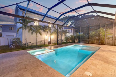 House in Saint Petersburg, Florida 5 bedrooms, 361.67 sq.m. № 1791617 - photo 4