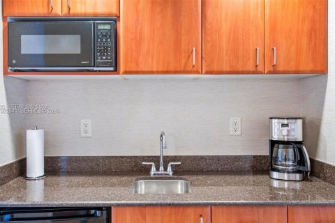 Copropriété à vendre à Sunny Isles Beach, Floride: 61.69 m2 № 1976884 - photo 12