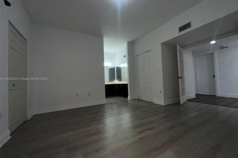 Condo in Miami, Florida, 3 bedrooms  № 1825687 - photo 5
