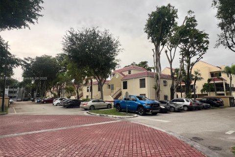 Condo in Miami, Florida, 3 bedrooms  № 1825687 - photo 2