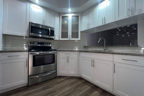 Condo in Miami, Florida, 3 bedrooms  № 1825687 - photo 16