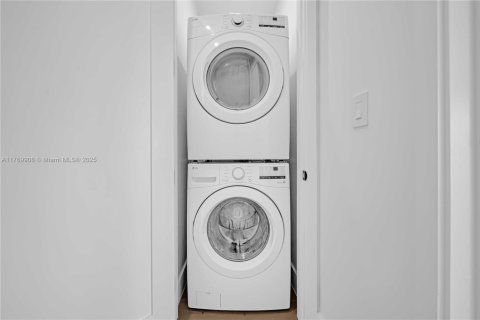 Townhouse in Miami, Florida 3 bedrooms № 1596137 - photo 30