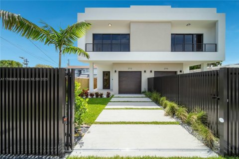 Townhouse in Miami, Florida 3 bedrooms № 1596137 - photo 1