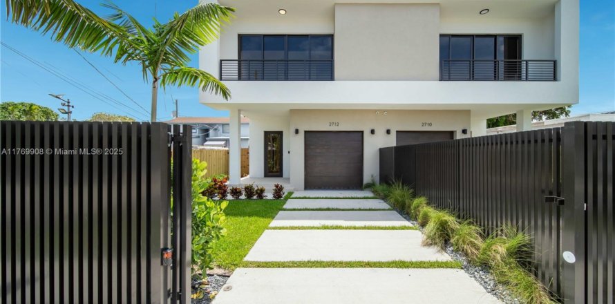 Townhouse in Miami, Florida 3 bedrooms № 1596137