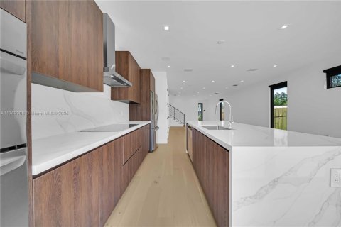 Townhouse in Miami, Florida 3 bedrooms № 1596137 - photo 14