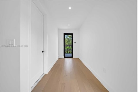 Townhouse in Miami, Florida 3 bedrooms № 1596137 - photo 18