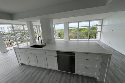 Снять в аренду кондоминиум в Халландейл-Бич, Флорида 2 спальни, 132.85м2, № 1959654 - фото 3