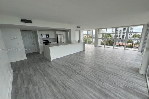 Снять в аренду кондоминиум в Халландейл-Бич, Флорида 2 спальни, 132.85м2, № 1959654 - фото 1
