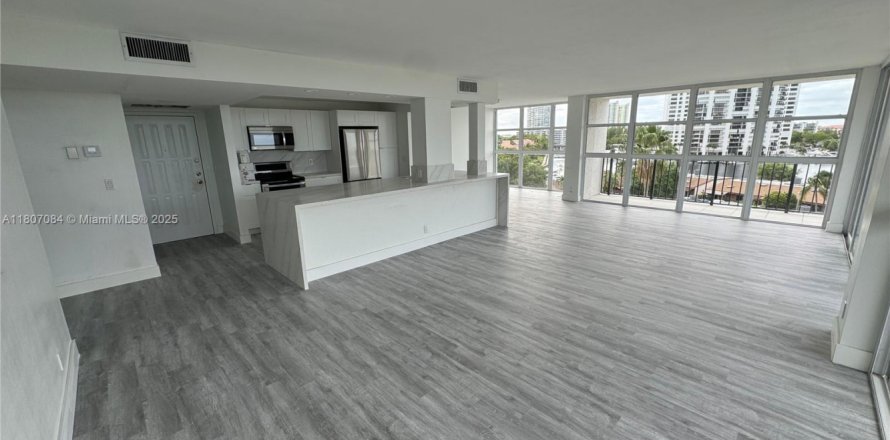 Кондоминиум с 2 спальнями в Халландейл-Бич, Флорида № 1959654