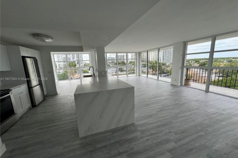 Снять в аренду кондоминиум в Халландейл-Бич, Флорида 2 спальни, 132.85м2, № 1959654 - фото 4