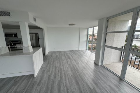 Снять в аренду кондоминиум в Халландейл-Бич, Флорида 2 спальни, 132.85м2, № 1959654 - фото 2