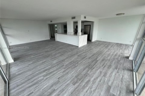 Снять в аренду кондоминиум в Халландейл-Бич, Флорида 2 спальни, 132.85м2, № 1959654 - фото 5