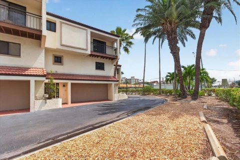 Townhouse in Clearwater, Florida 3 bedrooms, 191.56 sq.m. № 2111380 - photo 2