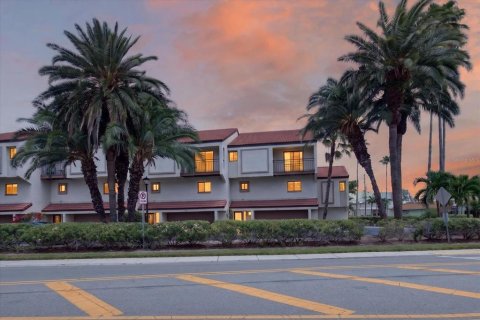 Townhouse in Clearwater, Florida 3 bedrooms, 191.56 sq.m. № 2111380 - photo 4