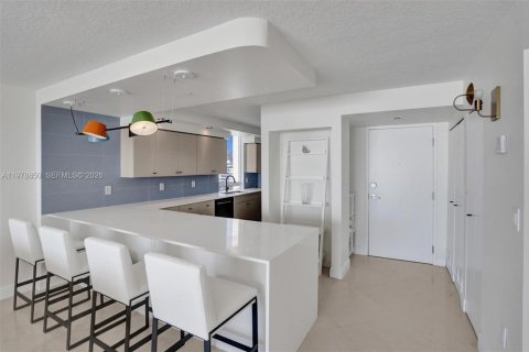 Condo in Miami Beach, Florida, 2 bedrooms  № 2046210 - photo 5